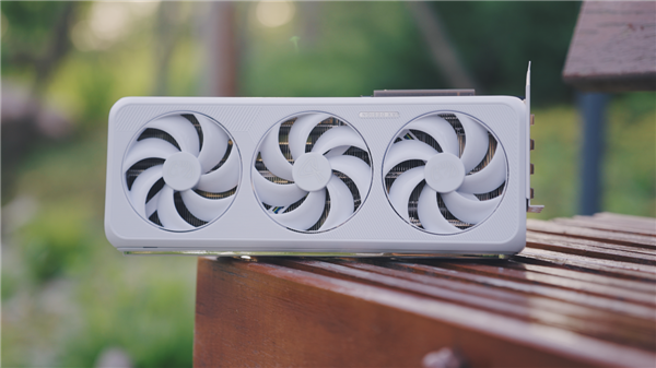 越级规格！电竞叛客RTX 5070 Ti X3W MAX性能评测