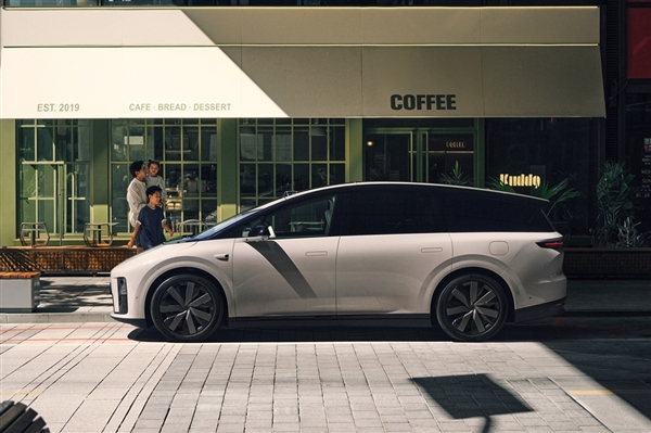 一招鲜吃遍天！理想i8最新内饰官图发布：依旧冰箱彩电大沙发