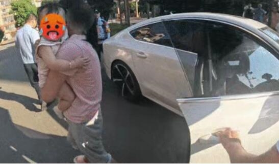 36℃高温天 一岁幼童把自己锁车内 家长车外撑伞试图降温