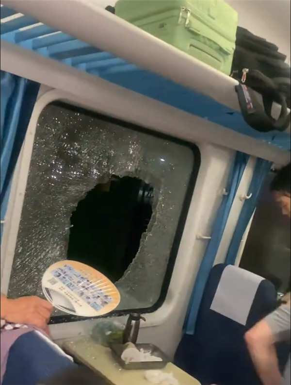 货物列车冲突致K1373次列车脱线 有车窗被砸 铁路部门通报