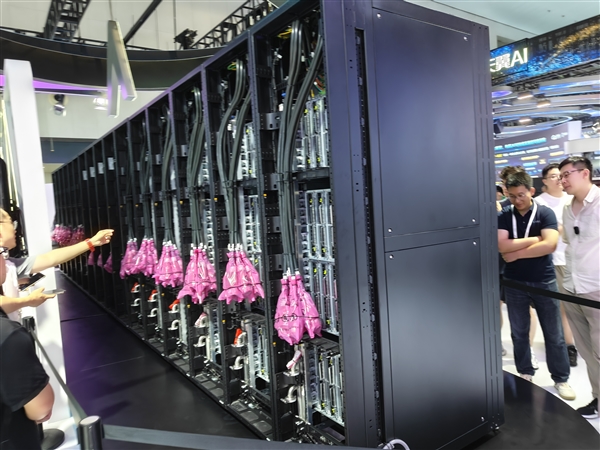 【配现场组图】华为昇腾384超节点正式亮相 强势碾压英伟达、AMD一代
