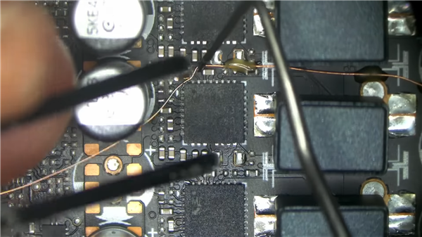 RTX 5090惨烈变砖 PCB都裂了！居然神奇修好 用了3根飞线