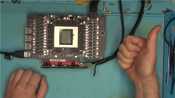 RTX 5090惨烈变砖 PCB都裂了！居然神奇修好 用了3根飞线