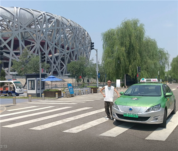 女子花费万元从成都打出租到北京 司机一趟净赚7000多元