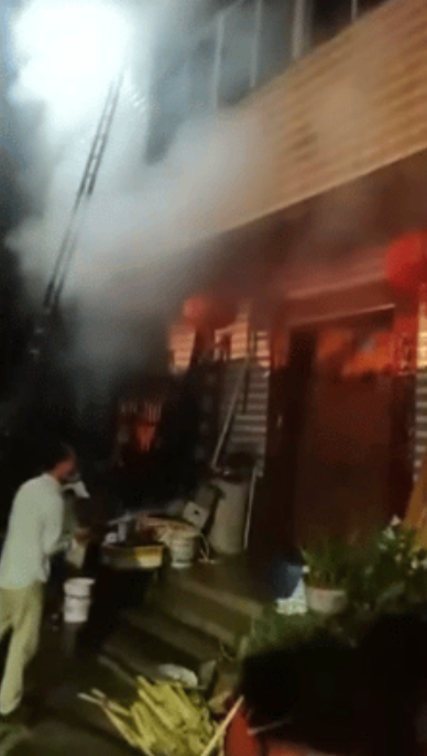 三轮车蓄电池入户充电 凌晨3点突然起火