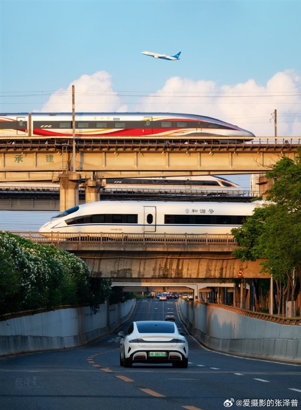 男子在上海拍到动漫里的场景：小米SU7与高铁、飞机同框