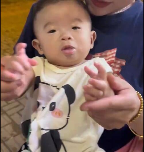 宝妈回应6个月宝宝双眼间距过宽：孩子丑萌丑萌的