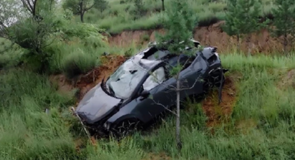 领克Z20极限测试：飞坠百米悬崖 电池无火无烟