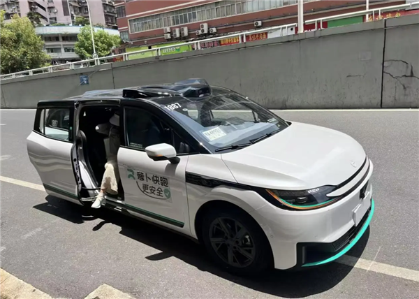 网友体验萝卜快跑自动驾驶租车：一天88元 不用驾照、不限里程