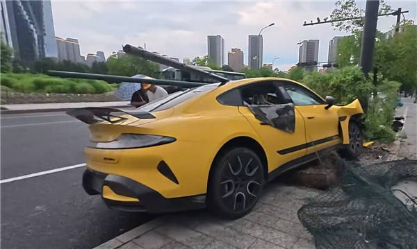 女网红开小米SU7 Ultra出事故 原车主披露更多后续：实惨