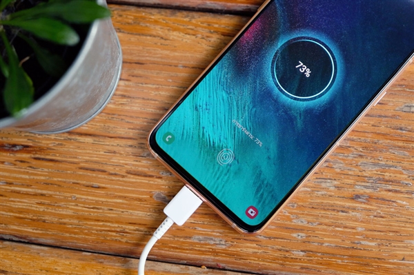 专家建议谨慎操作充电宝泡盐水：存在安全风险