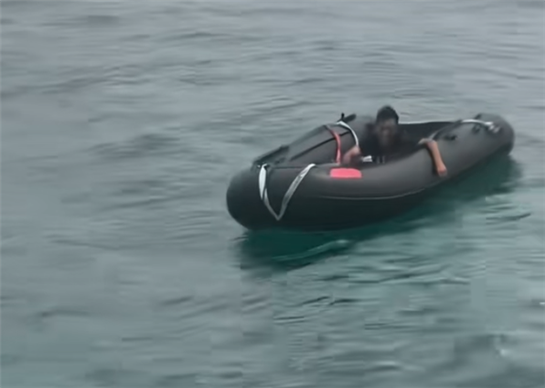 男子在海上漂流6天未进食被救起 海警回应：自购橡皮艇游玩 目前出现急性肾衰竭症状