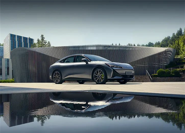 3月份出厂的极狐新车 电池却是3年前的！车主：充满电跑200多公里就快没电了