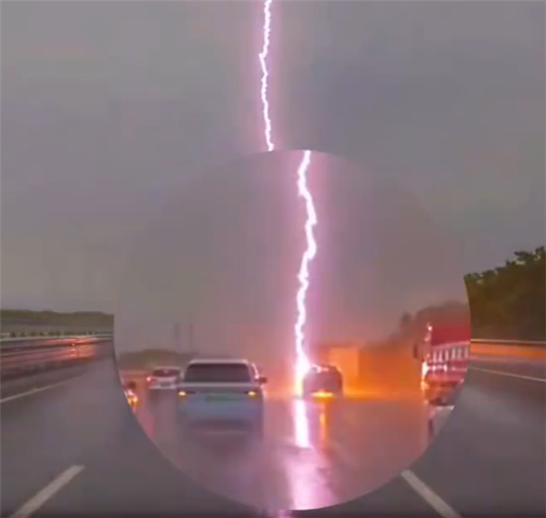 触目惊心 高速上车被雷击 网友：车相当于法拉第笼不会电到