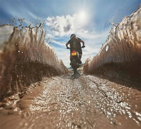 手机摄影大展入展作品被指抄袭加AI造假：与英国摄影师作品高度雷同