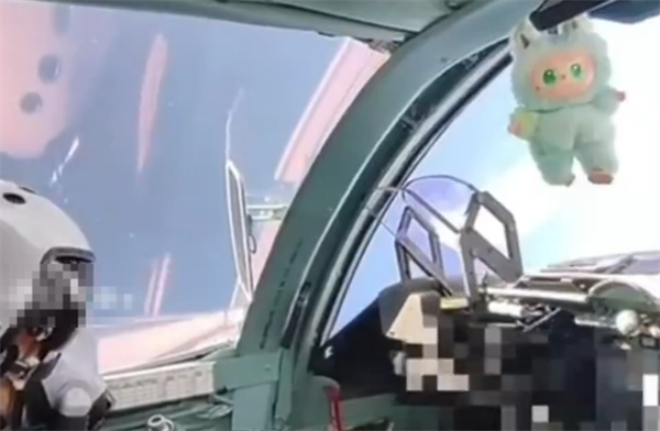 泡泡玛特的风吹到俄罗斯 苏-34飞行员在座舱里挂上了Labubu