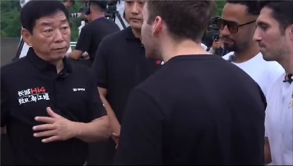 魏建军被老外围着加微信：普通车能为车主创造价值就是好车