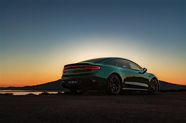 新款智界S7官图发布：新配色、新雷达、小蓝灯都安排上