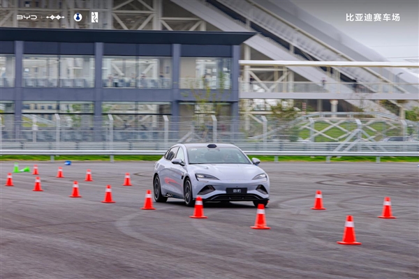 助力百万国人下赛道！比亚迪全地形赛车场开业