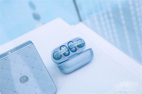 礼献七夕！联想moto冰钻闪耀之夜启幕 张予曦体验razr 60珠宝小折叠