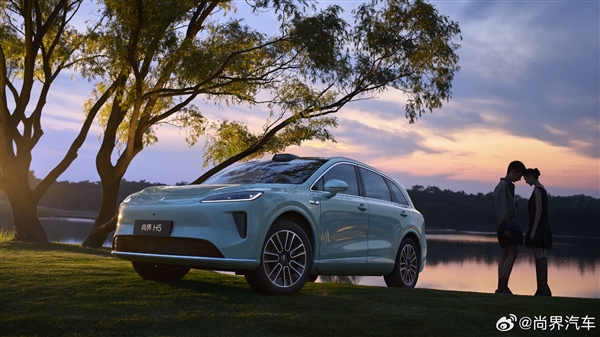 尚界H5未上市惊现首撞：车尾够硬 宝马直接被毁容