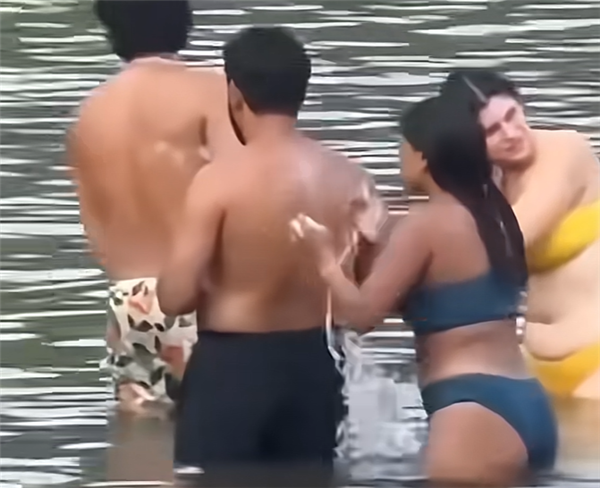 曝印度裔男女在加拿大湖里搓澡引强烈抗议 当地人：这不是恒河