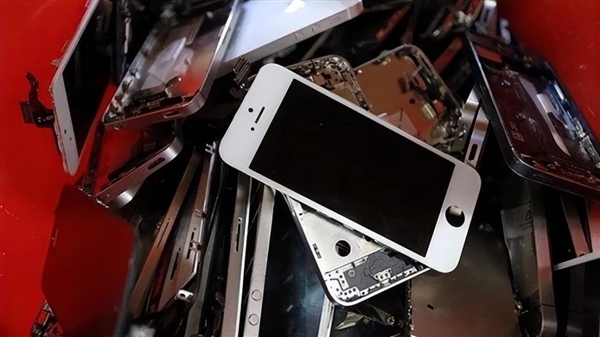 巴西女子大巴车上突然死亡！身上粘着26部旧手机