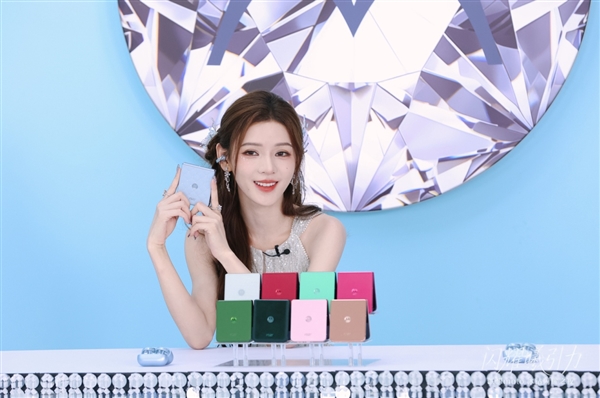 礼献七夕！联想moto冰钻闪耀之夜启幕 张予曦体验razr 60珠宝小折叠