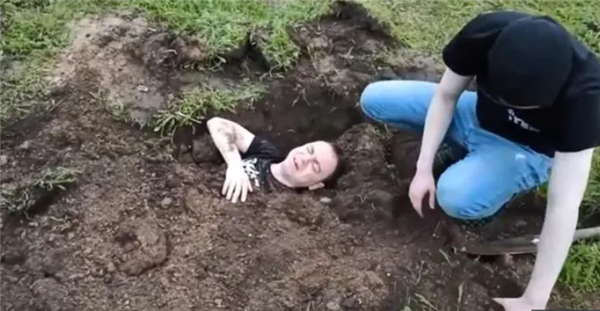 直播300小时后 这名主播被镜头“虐杀”