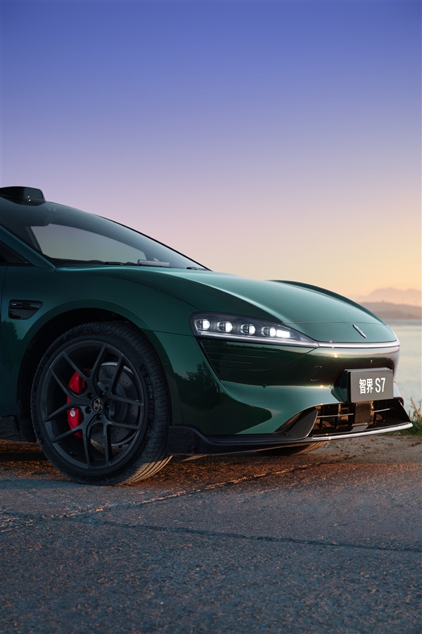 新款智界S7官图发布：新配色、新雷达、小蓝灯都安排上