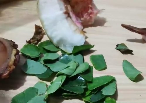 桃子里面一堆新鲜树叶 网友：你把切叶蜂的精装房吃了