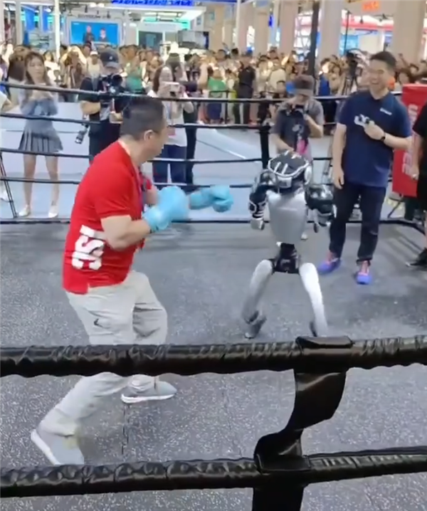 周鸿祎和机器人擂台打拳：红衣教主一拳、一脚放倒机器人