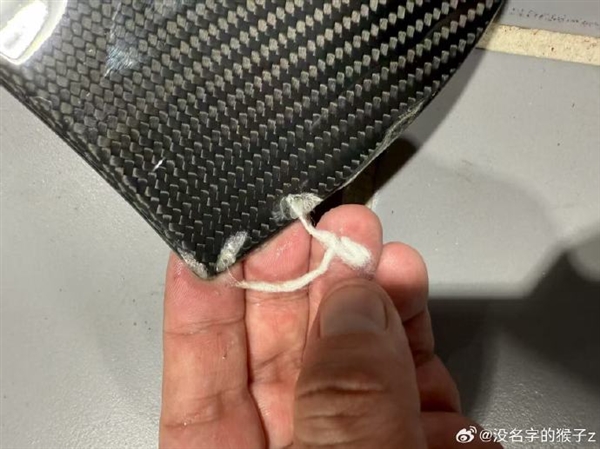 别带节奏了！网友狂吐槽SU7 Ultra碳纤维机盖竟有棉絮：小米车主亲自回应