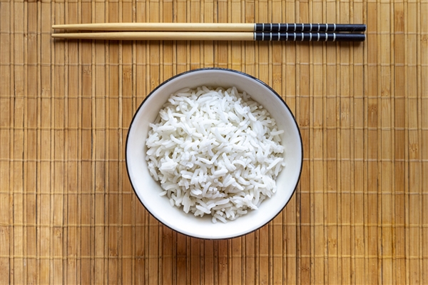 游客吃剩2份炒饭被商家端回并盘：担心自己吃的那份是别人吃剩的