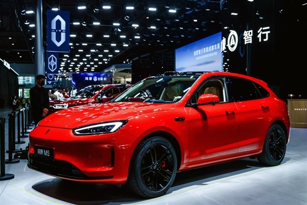 问界新M5 Ultra跃影红亮相成都车展：20万智能SUV新标杆