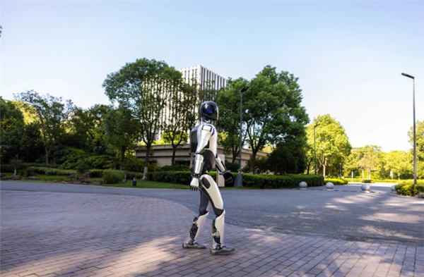 全球首次！智元机器人24小时自主行走 挑战高温Citywalk