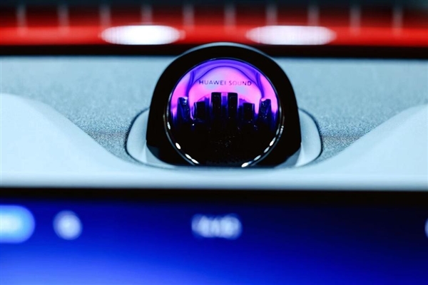 问界新M5 Ultra跃影红亮相成都车展：20万智能SUV新标杆