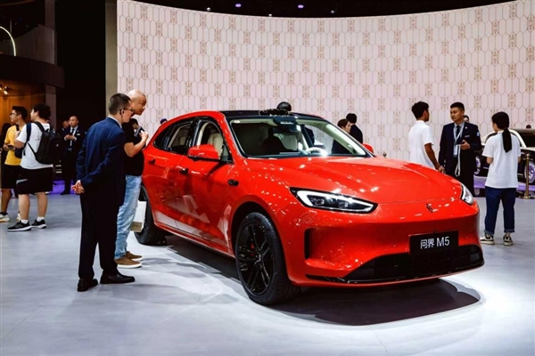 问界新M5 Ultra跃影红亮相成都车展：20万智能SUV新标杆