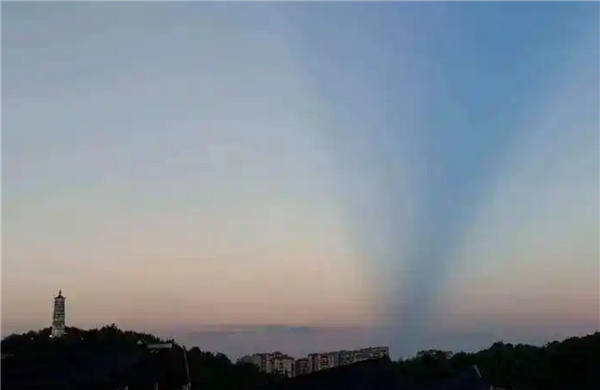 “是鹊桥吗” 杭州上空一幕让网友惊叹：官方科普是“曙暮光条 ”