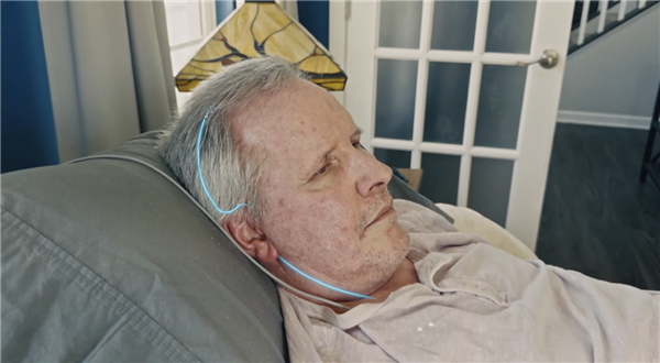 苹果脑控实机视频首曝 渐冻症患者意念操控iPad