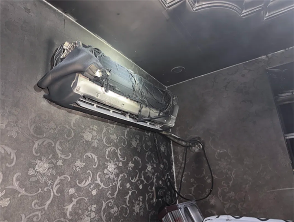 凌晨2点手机突然在卧室爆炸 幸亏男子在洗澡