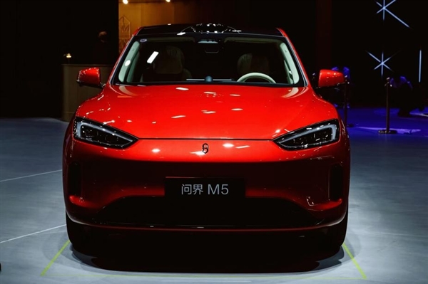 问界新M5 Ultra跃影红亮相成都车展：20万智能SUV新标杆