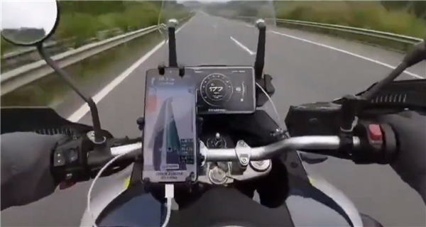 摩托车高速上狂飙超170km/h发生死亡摇摆：直接失控摔车