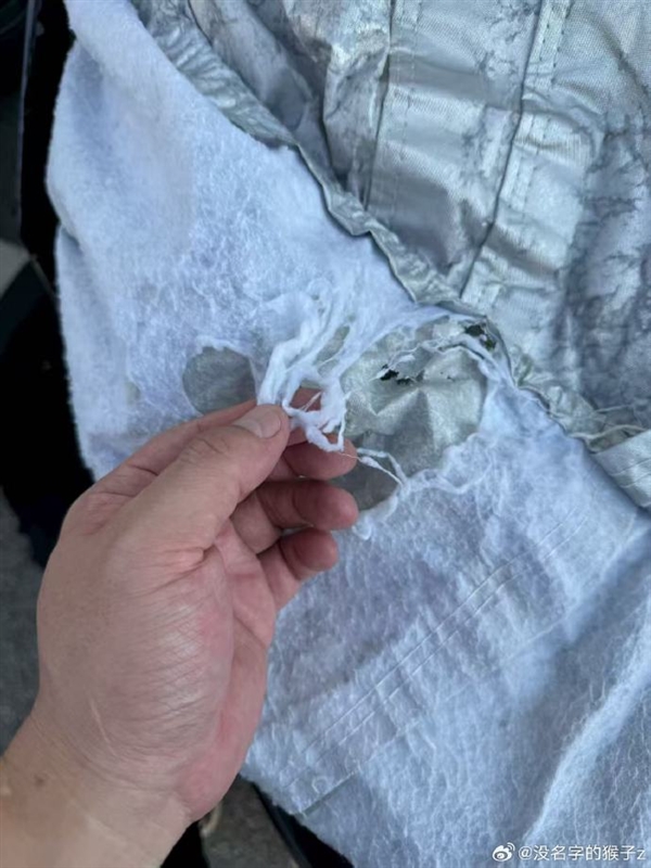 别带节奏了！网友狂吐槽SU7 Ultra碳纤维机盖竟有棉絮：小米车主亲自回应