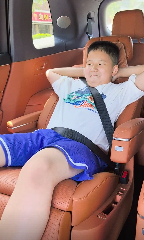 问界M8换掉十几年的丰田花冠 小孩哥秒变脸：嘴角比AK还难压