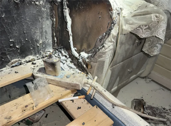 凌晨2点手机突然在卧室爆炸 幸亏男子在洗澡