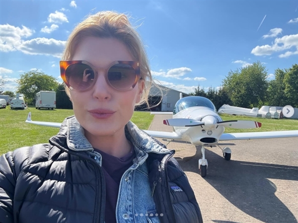 美女飞机上拍摄影片：iPhone 16 Pro意外从800米高空坠落 竟奇迹生还