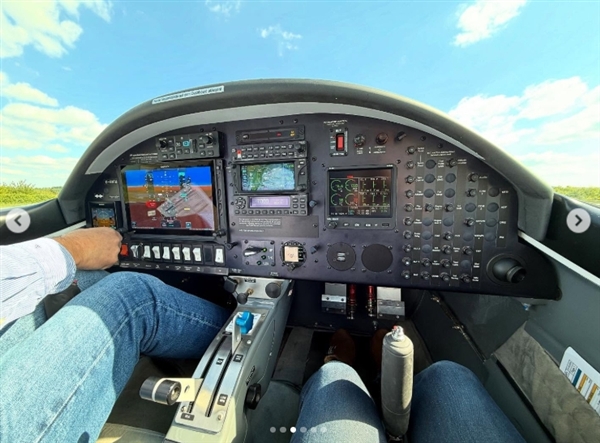 美女飞机上拍摄影片：iPhone 16 Pro意外从800米高空坠落 竟奇迹生还