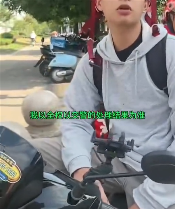 小伙与逆行女子剐蹭又被怼脸拍视频！小伙全程教科书式回答：我只听交警的