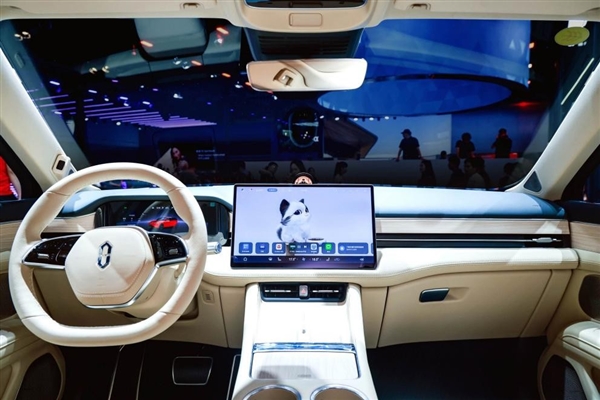 问界新M5 Ultra跃影红亮相成都车展：20万智能SUV新标杆